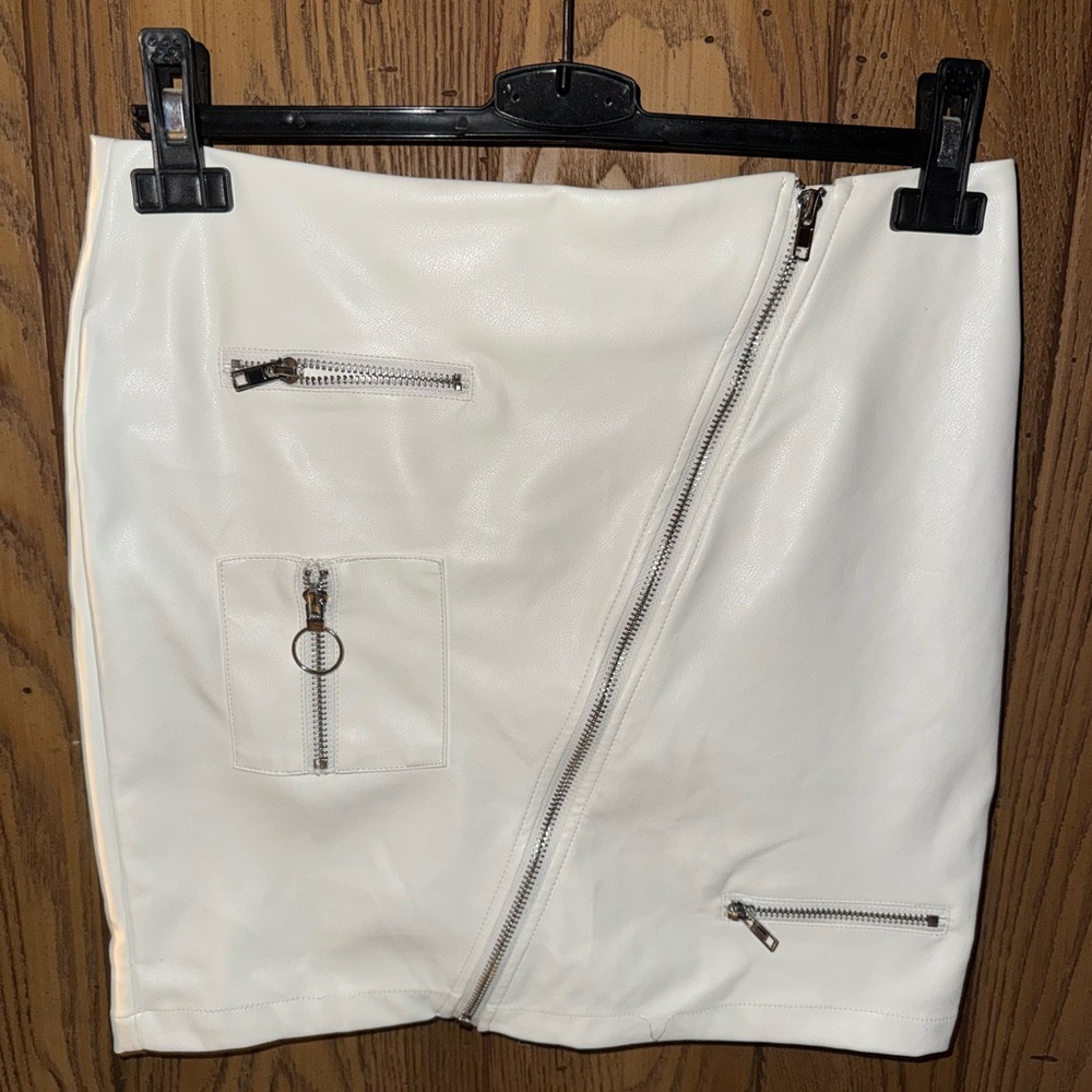 AKIRA White Faux Leather Mini Skirt with Diagonal Zip Accents